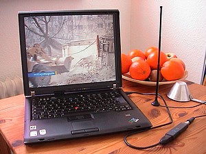 Fernsehen auf dem Küchentisch oder im Garten